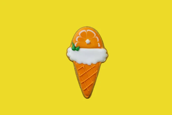 Gingerbread Form Ice Cream Isolated Yellow Background — Stok fotoğraf