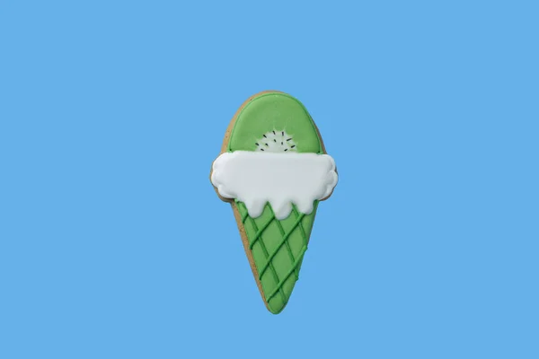 以冰淇淋为形式的姜饼 用蓝色背景隔开 — 图库照片