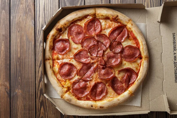 Pepperoni Pizza Dřevěném Pozadí — Stock fotografie