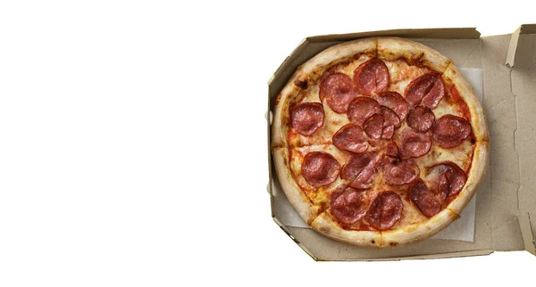 Pepperoni Pizza Krabici Bílém Pozadí — Stock fotografie