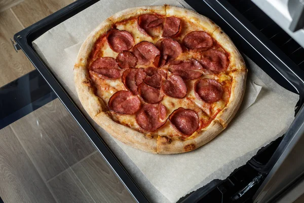 Fırında pişmiş pepperonili pizza. Pizza fırından çıktı.