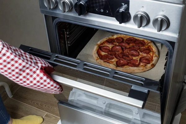 Pizza Pepperoni Cuece Horno Sobre Una Bandeja Para Hornear Cocinero —  Fotos de Stock
