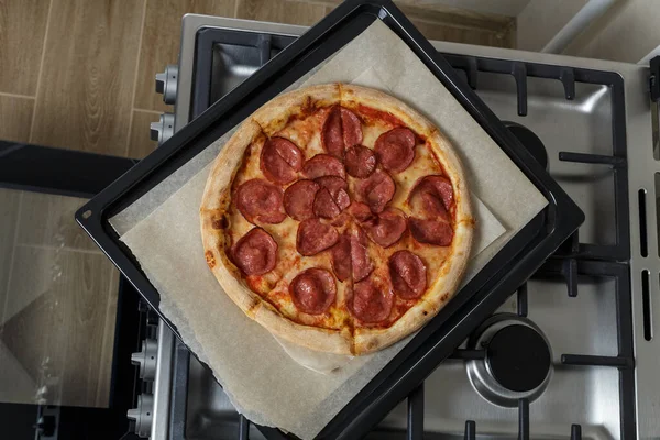 Frisch Gebackene Pizza Auf Backblech Und Backpapier Ein Backblech Mit — Stockfoto