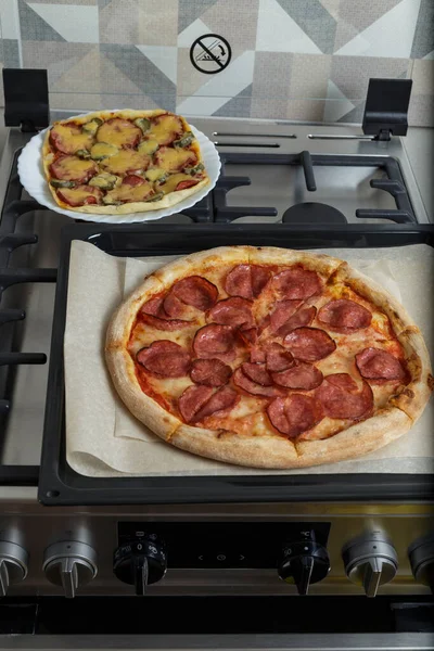 Čerstvě Upečená Pizza Troubě Dva Druhy Feferonkové Pizzy Salámu Domácí — Stock fotografie