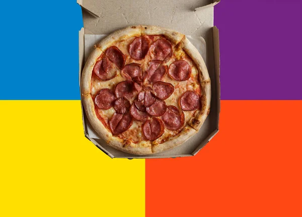 Pizza Pepperoni Pudełku Kolorowym Tle — Zdjęcie stockowe