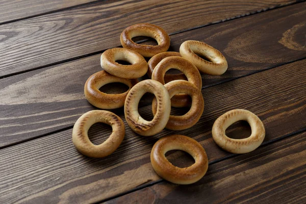 Tahta bir masada simit. Tatlı lezzetli..