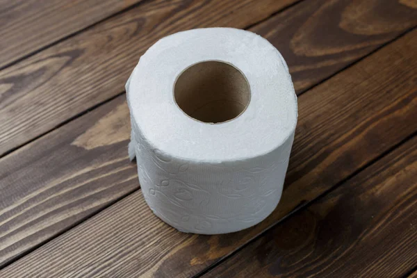 Toilettenpapierrolle Auf Holzgrund — Stockfoto