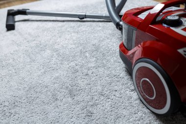 Halıda elektrikli süpürge var. Ev temizliği.