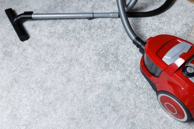 Halıda elektrikli süpürge var. Ev temizliği.