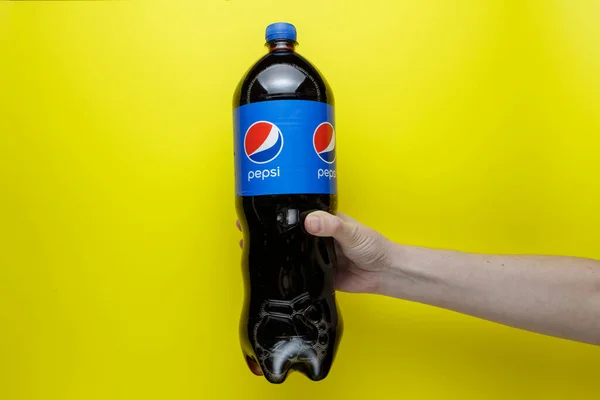 Saporoschje Ukraine Mai 2022 Pepsi Cola Flasche Weibliche Hand Hält — Stockfoto