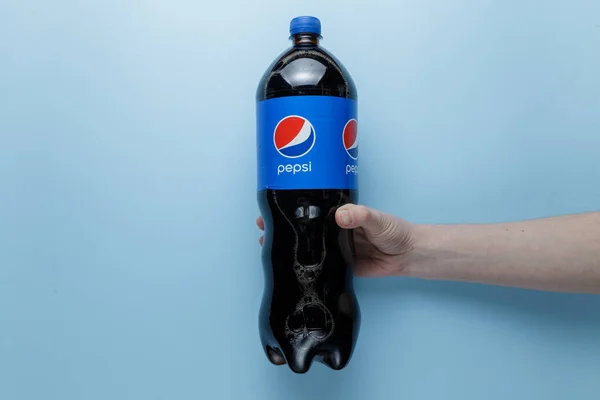 Saporoschje Ukraine Mai 2022 Pepsi Cola Flasche Weibliche Hand Hält — Stockfoto
