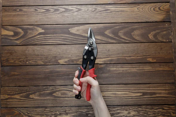 Dziewczyna Trzyma Ręku Nóż Metalu Obok Drewnianego Tła — Zdjęcie stockowe