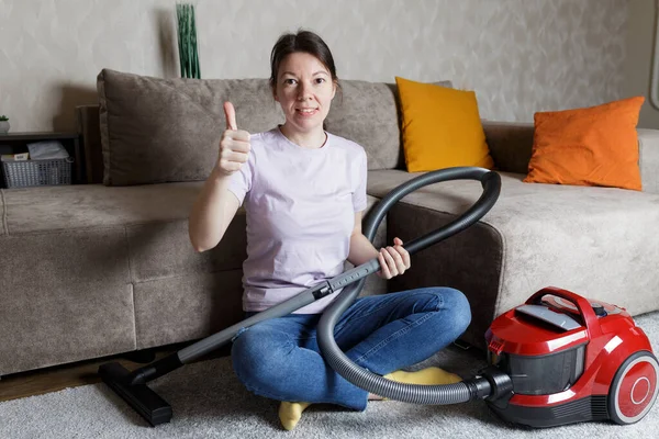 Conceito Limpeza Casa Menina Senta Chão Com Aspirador Menina Mostrando — Fotografia de Stock