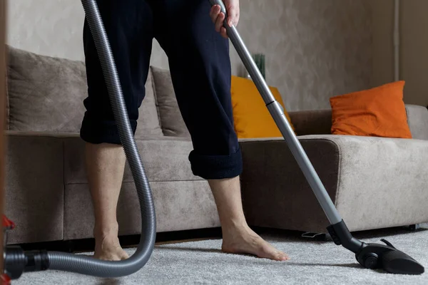 Tipo Está Aspirar Carpete Limpeza Casa — Fotografia de Stock