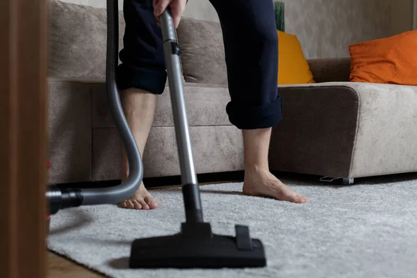 Tipo Está Aspirando Alfombra Limpieza Casa — Foto de Stock