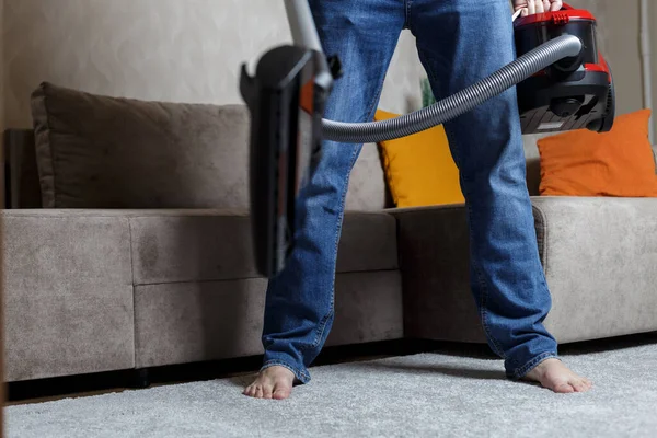 Man Jeans Vacuuming House Cleaning — Stockfoto