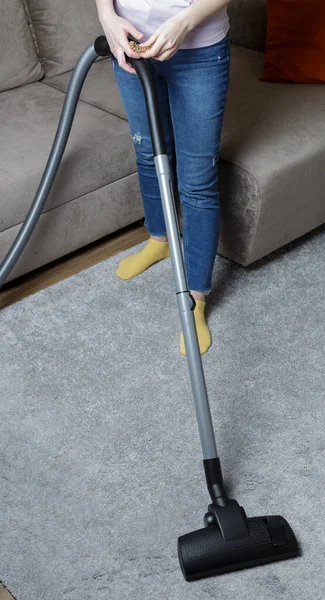 Ein Mädchen Blauen Jeans Saugt Den Teppich Hausreinigung — Stockfoto