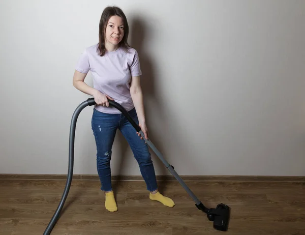 Home Cleaning Concept Beautiful Girl Vacuums Floor — Φωτογραφία Αρχείου