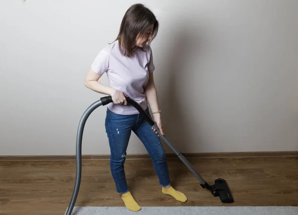 Home Cleaning Concept Beautiful Girl Vacuums Floor — Foto de Stock