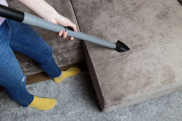 Girl Cleaning Sofa Vacuum Cleaner — Fotografia de Stock