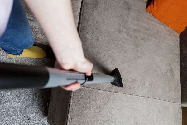 Chica Limpiando Sofá Con Una Aspiradora — Foto de Stock