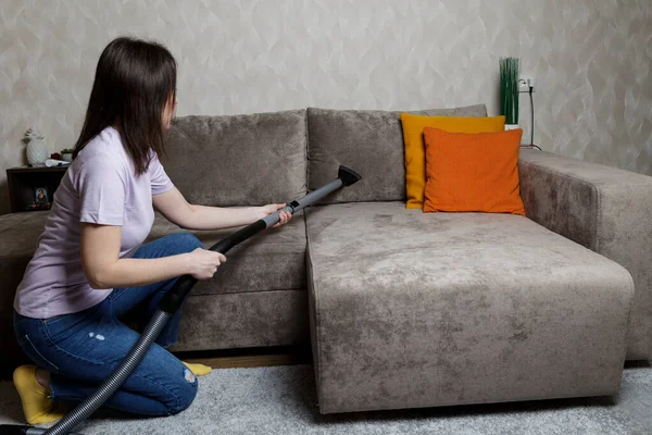 Mädchen Putzt Das Sofa Mit Dem Staubsauger — Stockfoto
