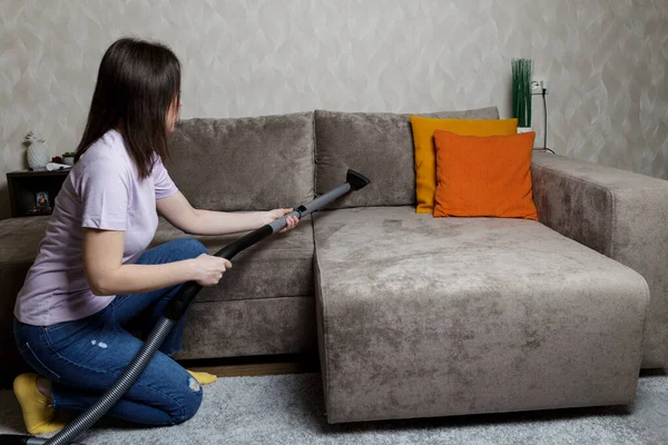 Chica Limpiando Sofá Con Una Aspiradora — Foto de Stock