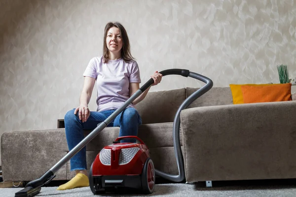 Concepto Limpieza Casa Aspiradora Está Alfombra Junto Sofá Interior Moderno — Foto de Stock