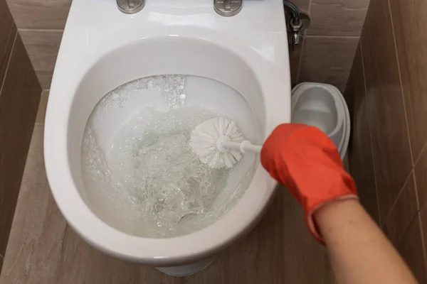 Tuvalet Temizliği Kırmızı Eldivenli Kız Tuvaleti Fırçayla Yıkıyor — Stok fotoğraf