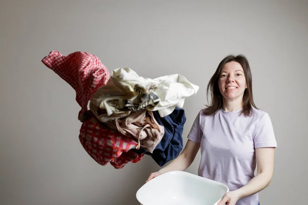 Mytí Prádla Krásná Dívka Dobré Náladě Usmívá Zvrací Spoustu Špinavých — Stock fotografie