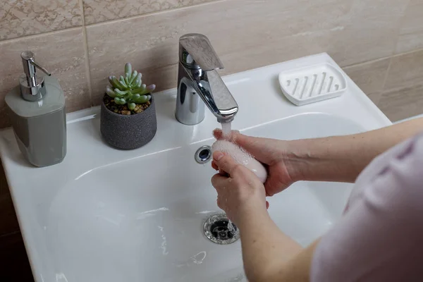 Yıkama Kız Ellerini Yıkıyor Modern Banyo Mimarisi — Stok fotoğraf