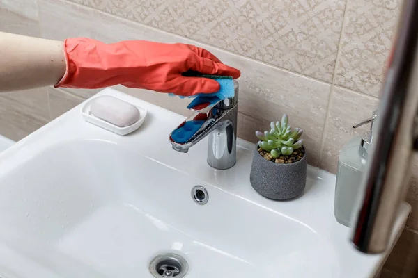 Kadın Banyoda Çalışıyor Musluğu Temizliyor — Stok fotoğraf