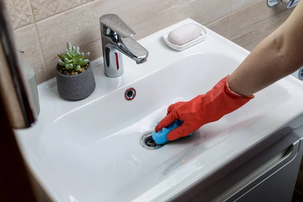 Hand Der Frau Schutzhandschuhen Reinigung Der Fliesen Mit Mikrofasertuch Und — Stockfoto