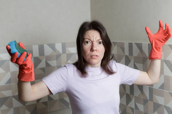 Woman Angry Woman Shows Emotions Anger Cleaning Kitchen — Foto de Stock