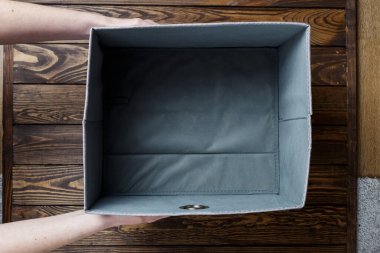 Kadın eli, iç çamaşırı ve kıyafet için organizatörleri tutar..