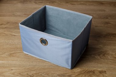 Giysi ve çarşaf organizatörü bir katta duruyor..