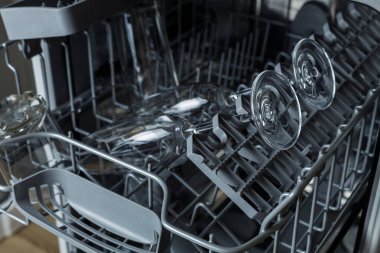 Bulaşık makinesinin çekmecesinde şarap bardakları. Bulaşık yıkama.