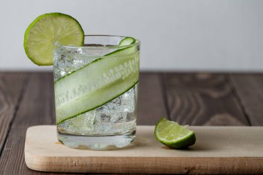 Masada ferahlatıcı bir kokteyl. Detoks kavramı