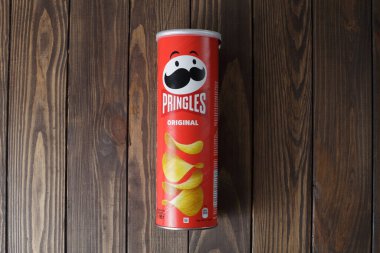 Zaporizhzhia, Ukrayna - 28 Mayıs 2022: Ahşap bir arka planda pakette orijinal patates cipsi