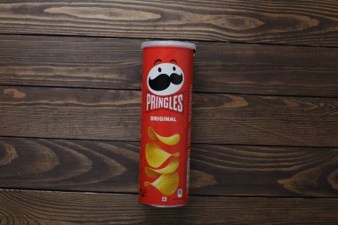 Zaporizhzhia, Ukrayna - 28 Mayıs 2022: Ahşap bir arka planda pakette orijinal patates cipsi