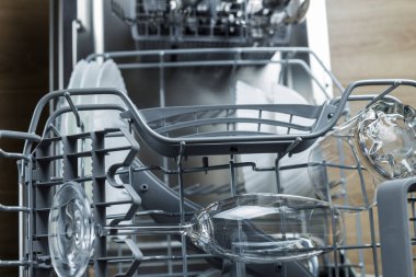 Bulaşık makinesinde temiz bardak ve viski bardağı var. Üst Manzara. Bulaşık makinesini aç.