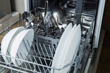 Bulaşıkları yıkıyorum. Bulaşık makinesinde bulaşık ve tencere var. Bulaşıkları güzelce yıka