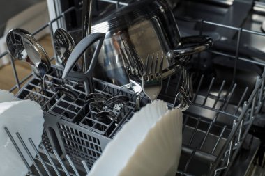 Bulaşıkları yıkıyorum. Bulaşık makinesinde bulaşık ve tencereler