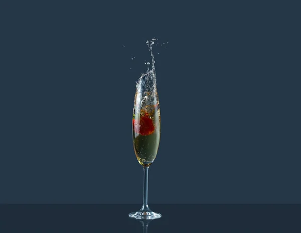 Bicchiere Champagne Con Fragole Azione Congelata Fragole Cadenti Spruzzi Champagne — Foto Stock