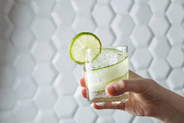 Hält Das Mädchen Ein Glas Mit Einem Cocktail Der Hand — Stockfoto