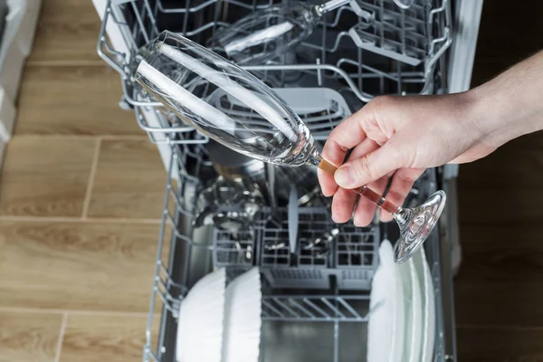 Дівчина Перевіряє Якість Митого Посуду Після Посудомийної Машини Дівчина Тримає — стокове фото