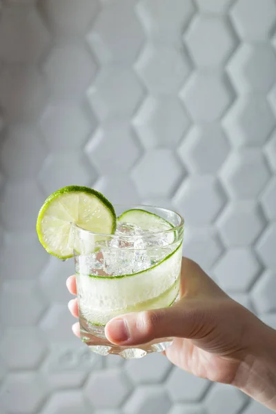 Hält Das Mädchen Ein Glas Mit Einem Cocktail Der Hand — Stockfoto