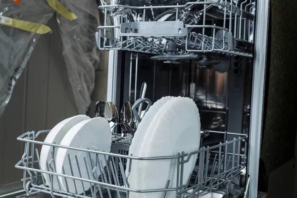 설거지하는 식기세척기에 접시와 단지들 접시들 — 스톡 사진