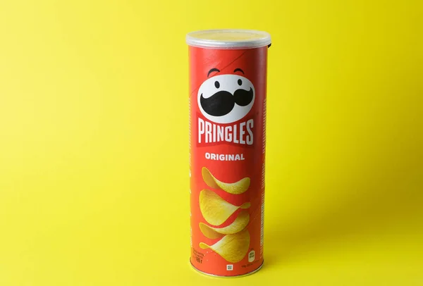 Zaporizhzhia Ukrajna 2022 Május Pringles Eredeti Burgonyaszirmok Sárga Papíralapú Csomagolásban — Stock Fotó