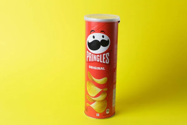 Saporizhzhia Ukraine Mai 2022 Pringles Original Kartoffelchips Einer Verpackung Auf — Stockfoto